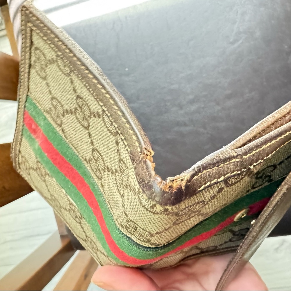 GUCCI
Beige and Brown Wallet with Red and Green Stripe-Pre-loved - Picture 10 of 13